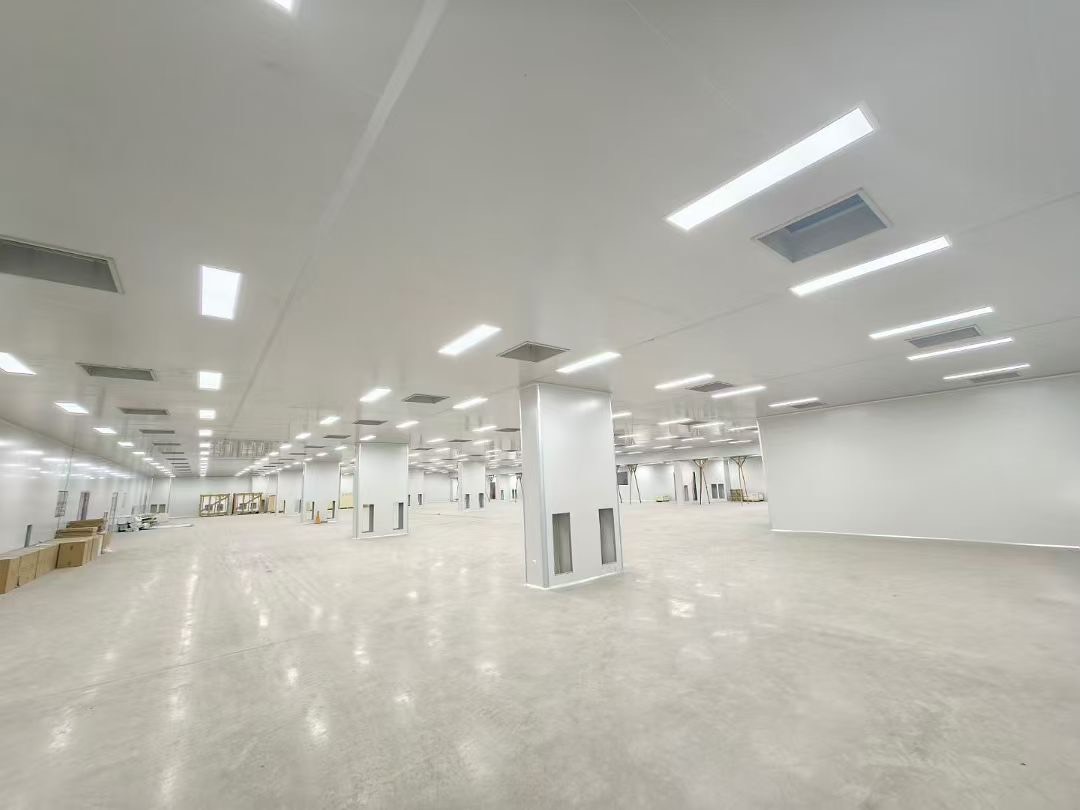 Interior area cleanroom yang luas dengan pencahayaan dan bukaan plafon yang tertata