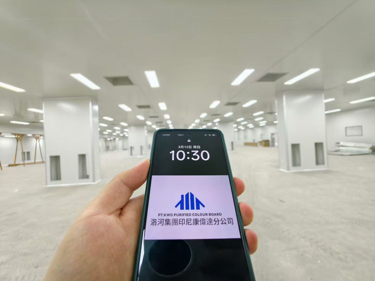 Detail kolom, bukaan bagian bawah, pencahayaan, dan perangkat plafon di area cleanroom