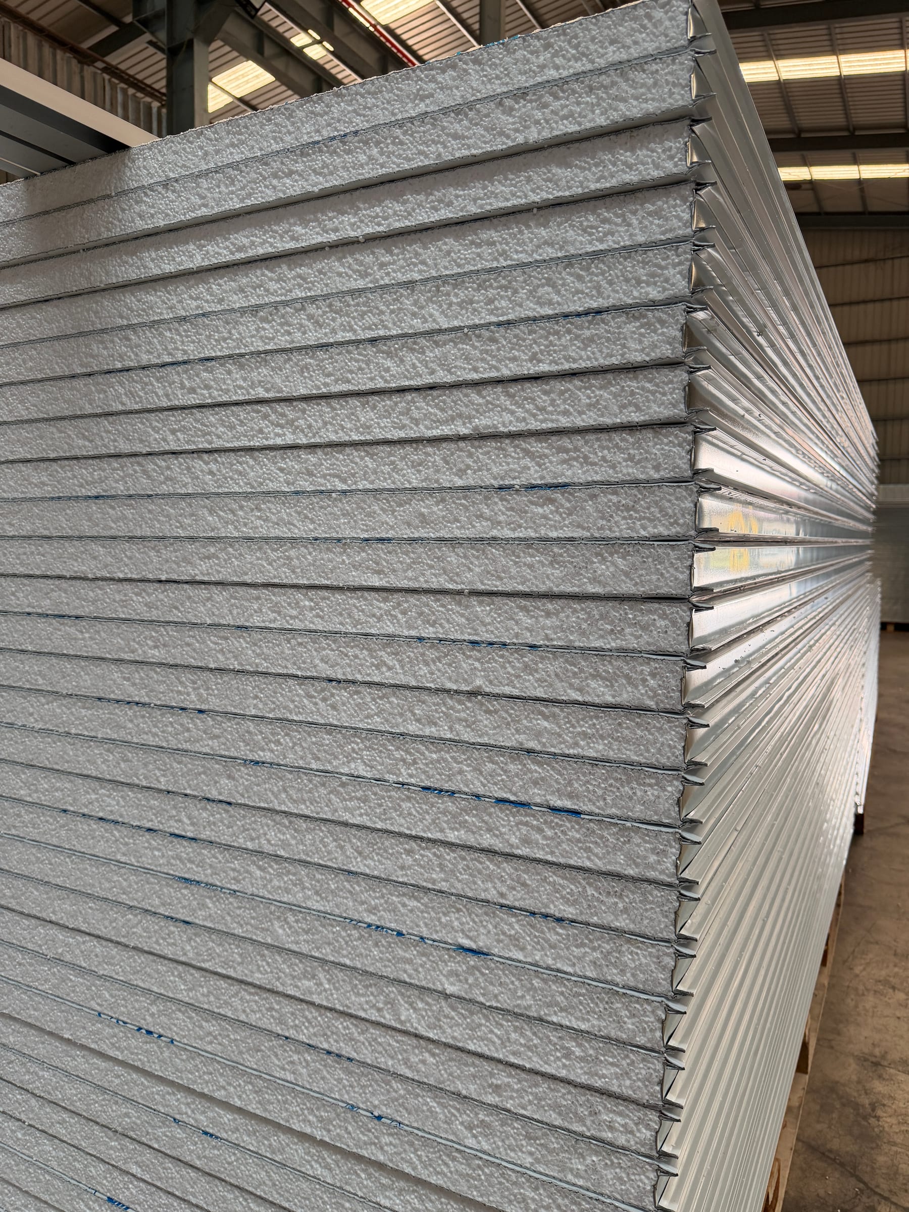 Tumpukan sandwich panel EPS siap digunakan untuk proyek