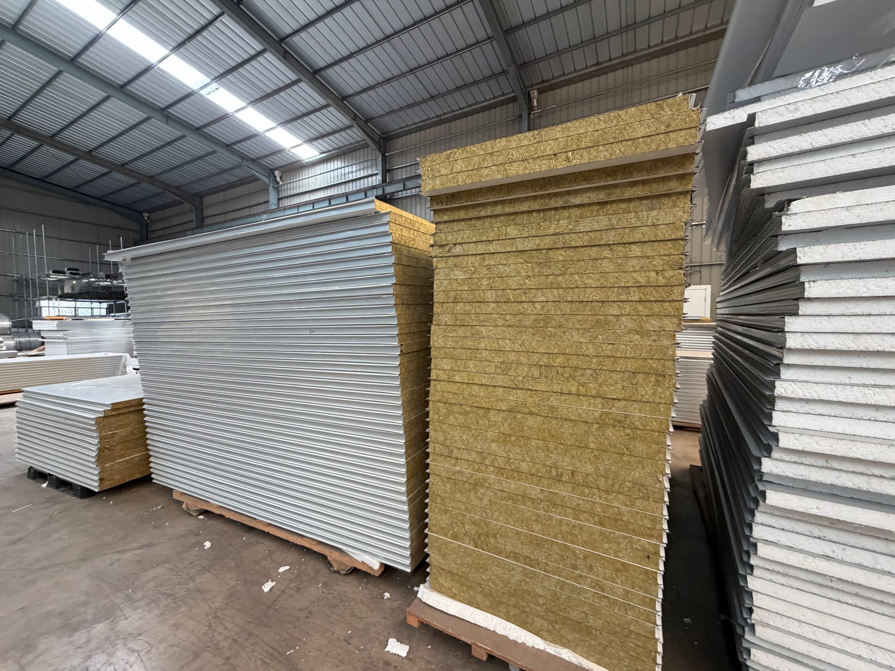 Stok sandwich panel dengan beberapa jenis inti di area pabrik